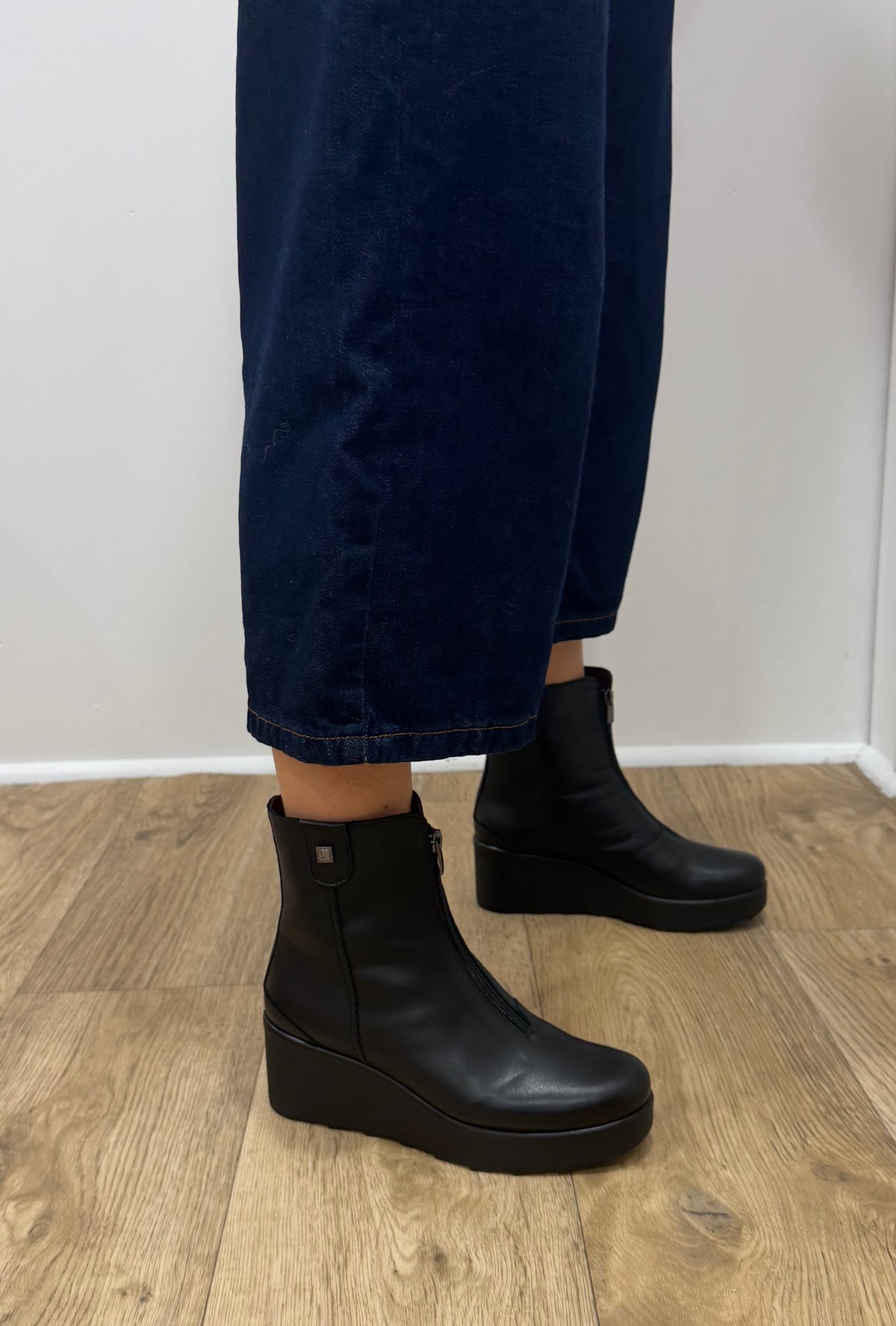 Jose Saenz - 6432 Black Front Zip Wedge