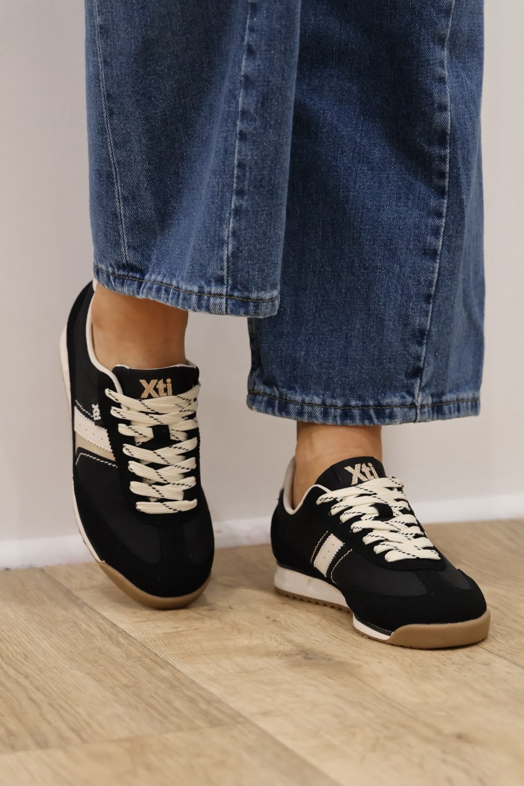 Xti - 146114 Black/Cream Trainer