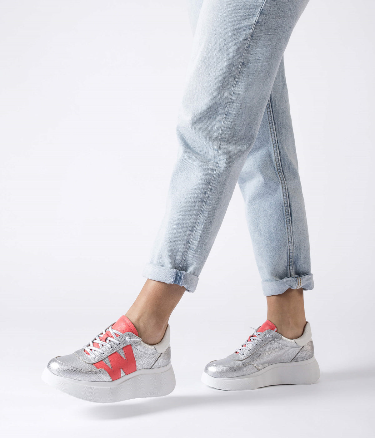 Wonders - A-3625 Silver and Coral Trainer