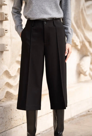 Anna - Black Bermuda Trousers