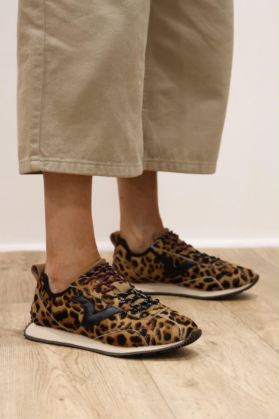 Victoria - 8 812105 Leopard Trainer