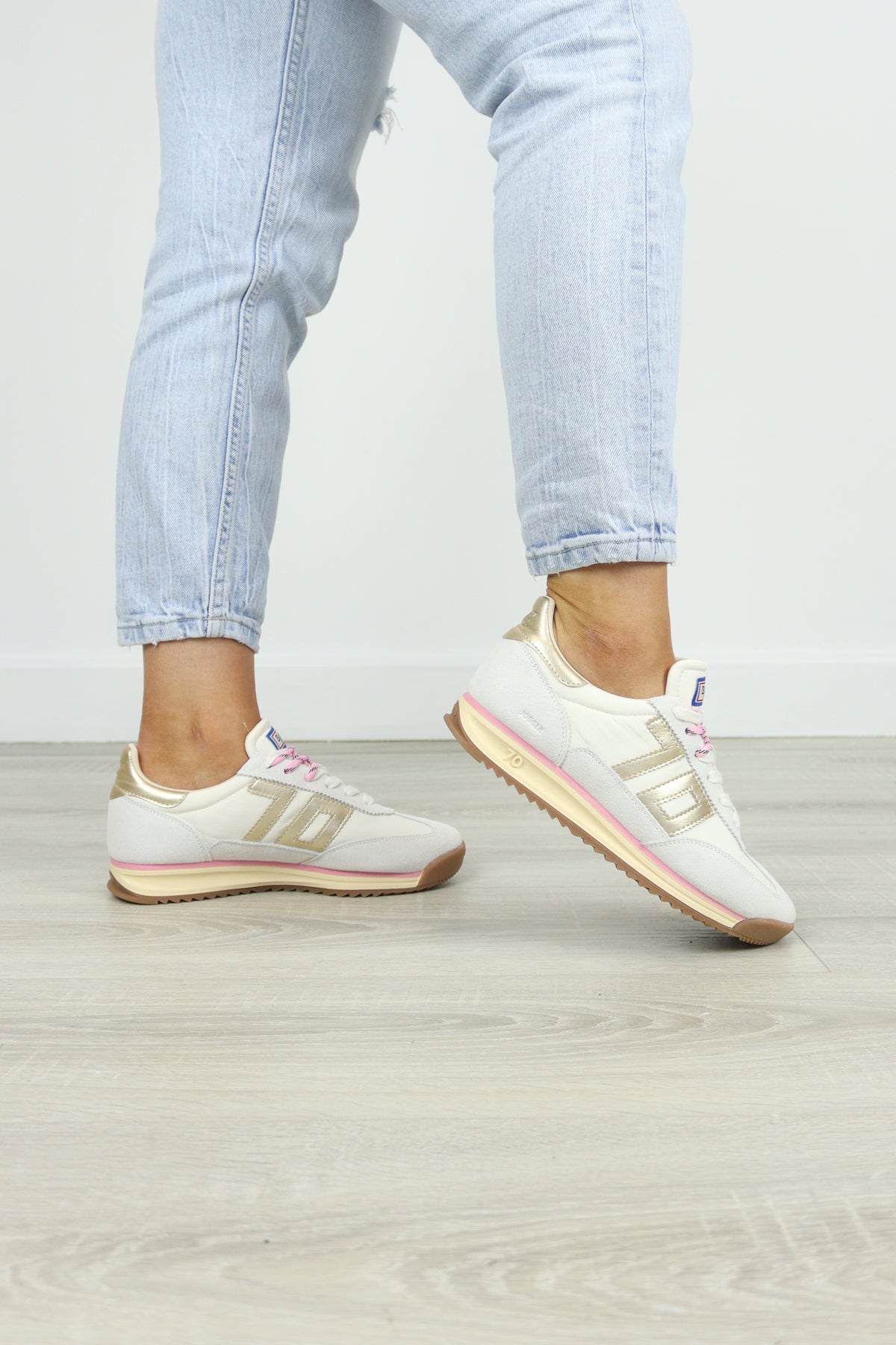 Back 70 - Jogger Cream/Gold Trainer