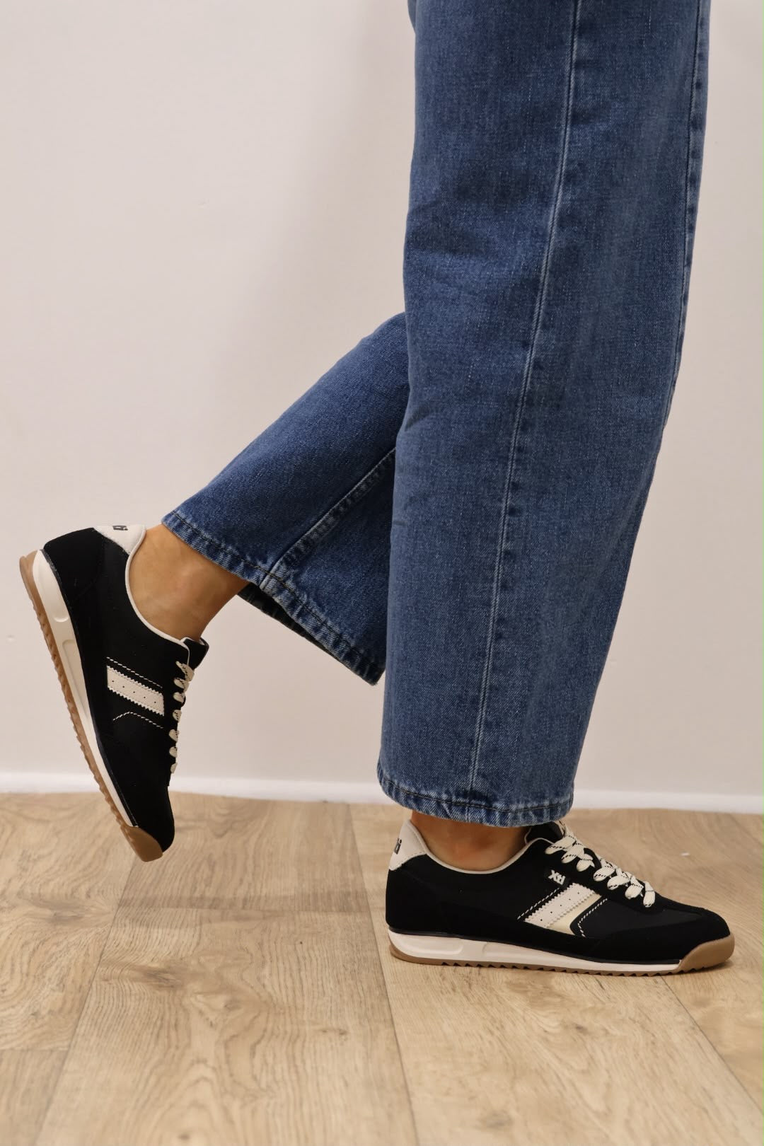Xti - 146114 Black/Cream Trainer