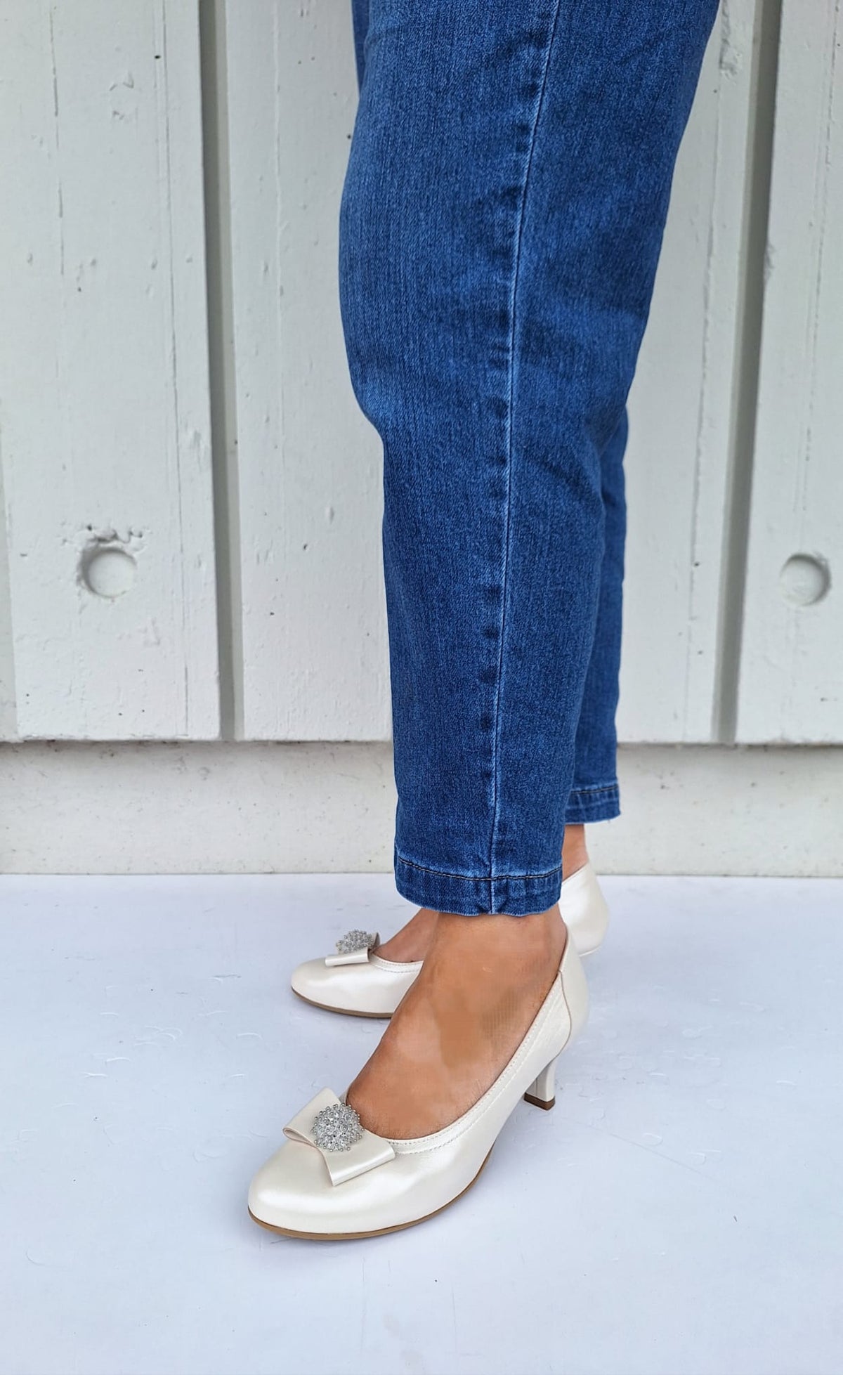 Le Babe - 3047 Ivory leather Cluster Court shoe with a Kitten heel*