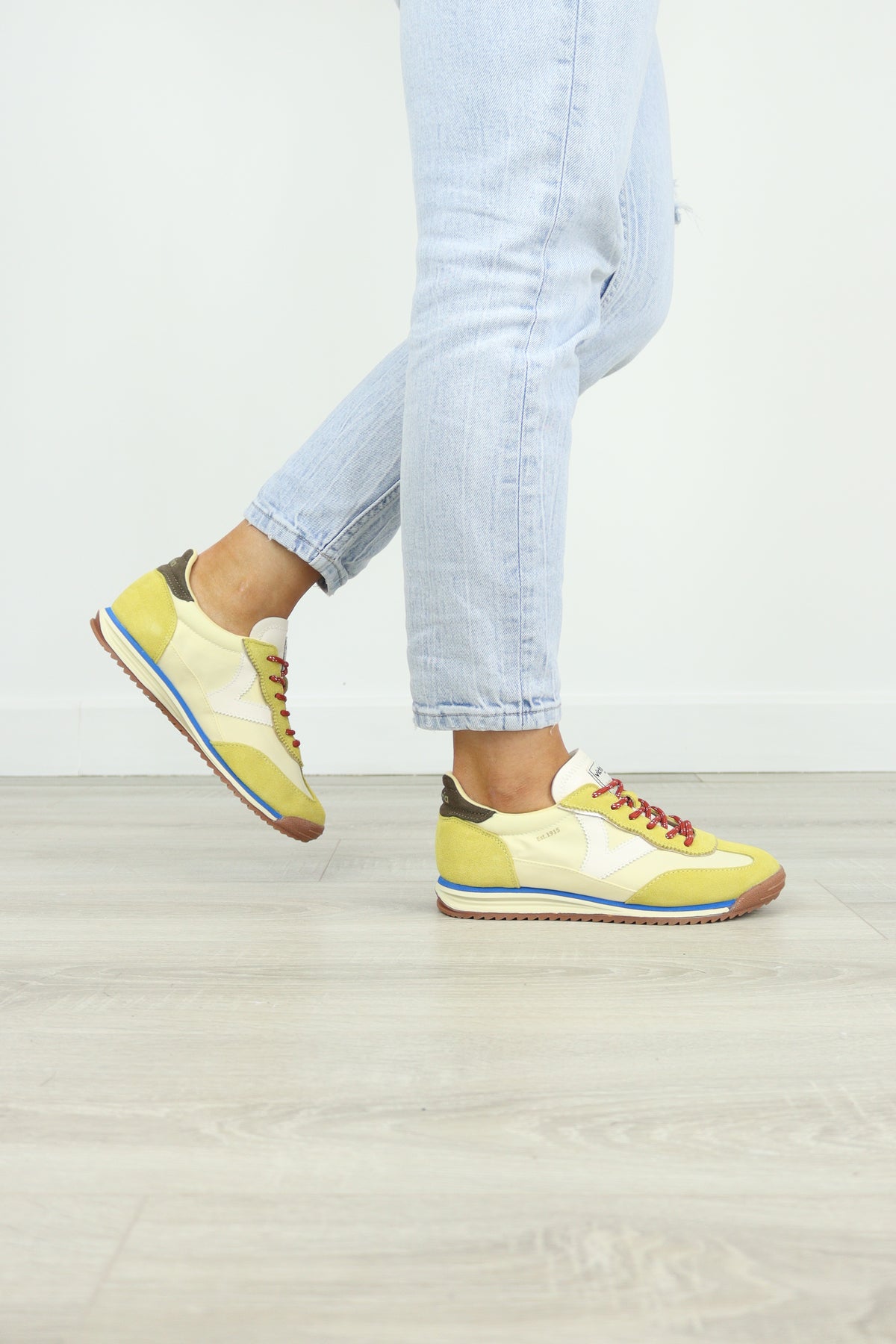 Victoria - 158110 Yellow Retro Trainer