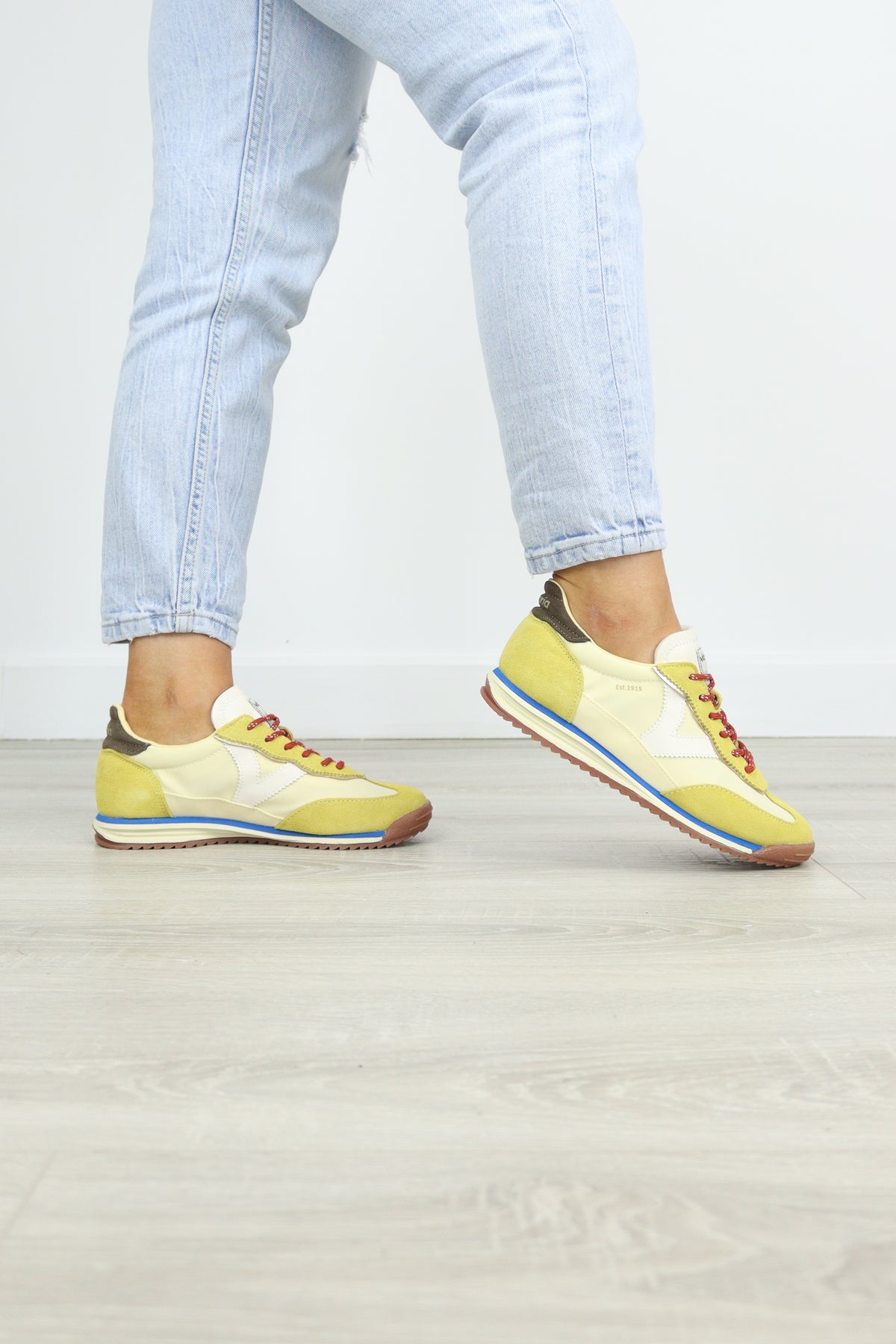 Victoria - 158110 Yellow Retro Trainer