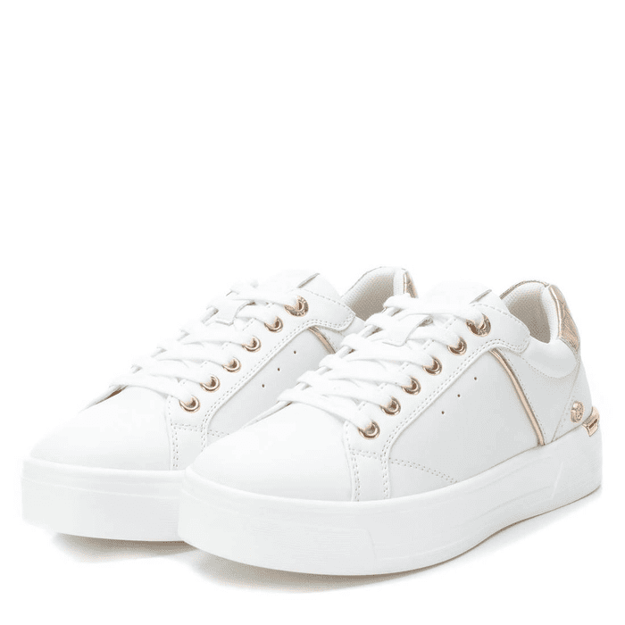 Xti - 142231 White Trainers with a Gold Trim
