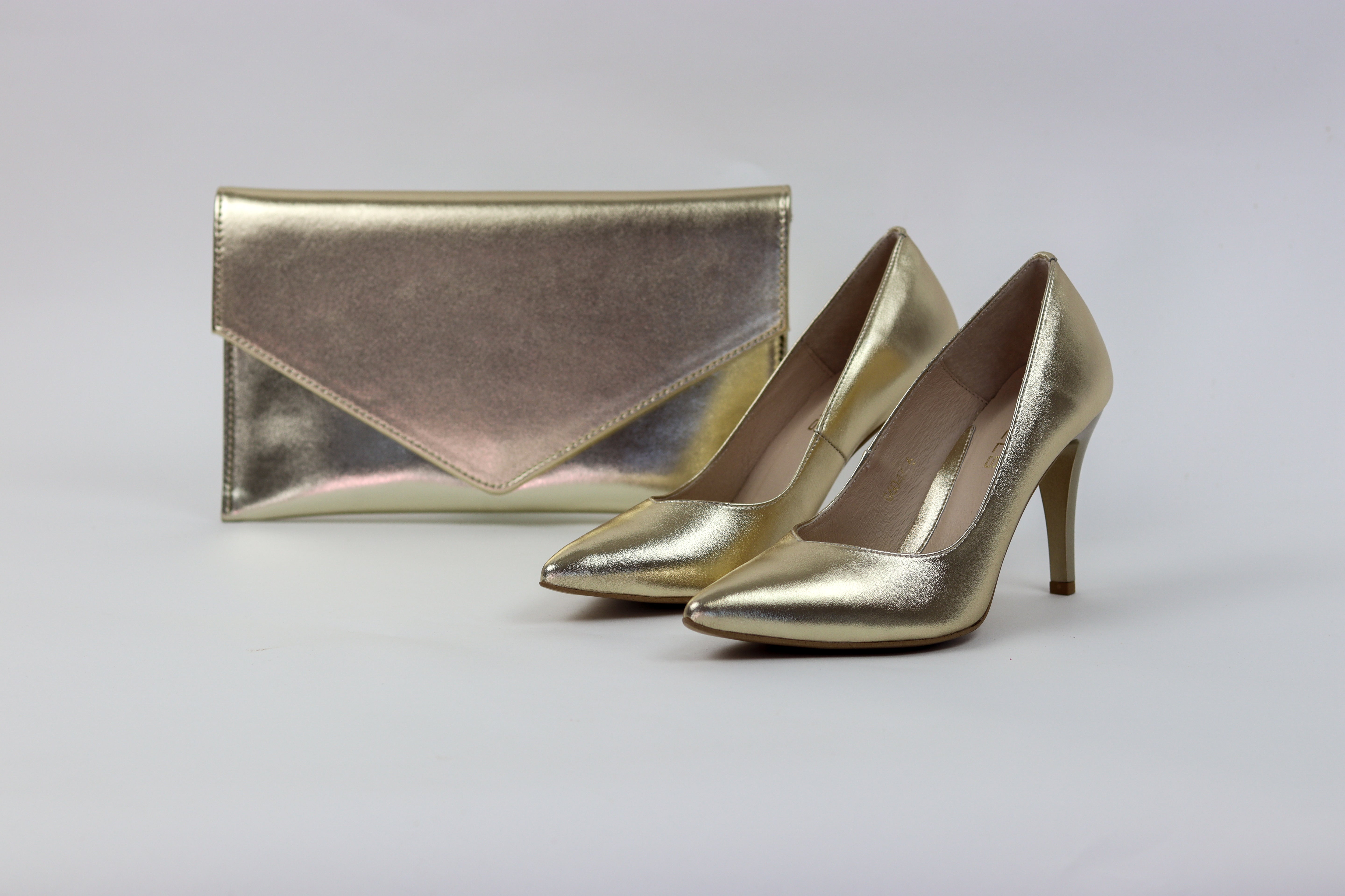 Rachels - S6046/154 Gold V Court Shoe