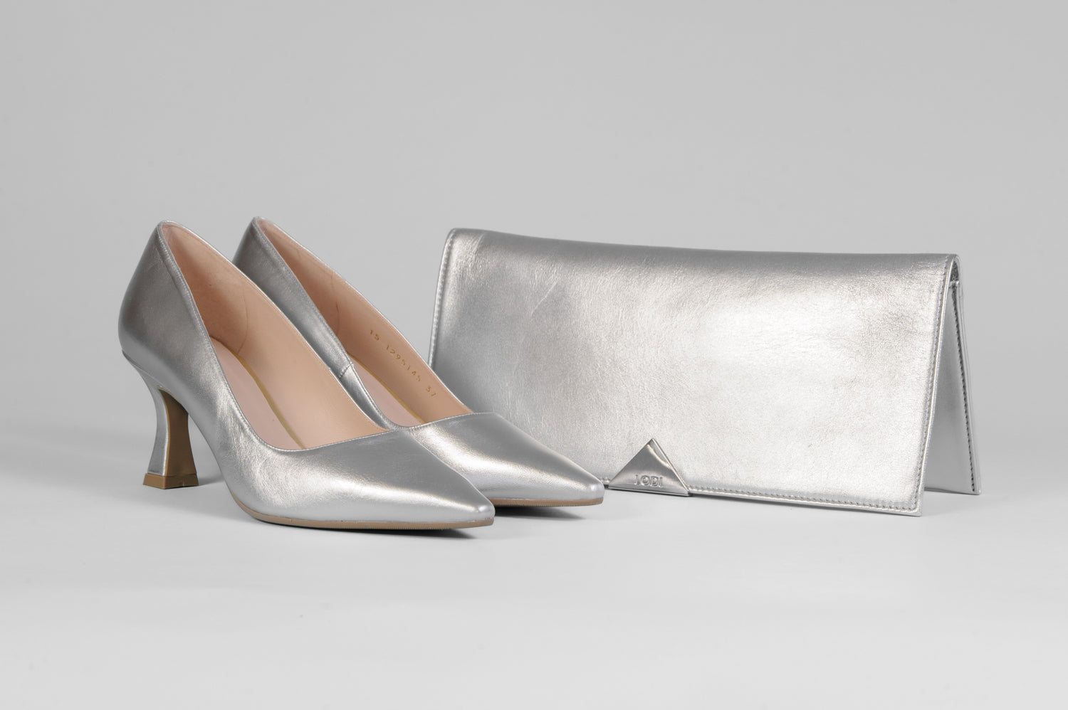 Lodi - Jona Silver Leather Court with a Kitten heel