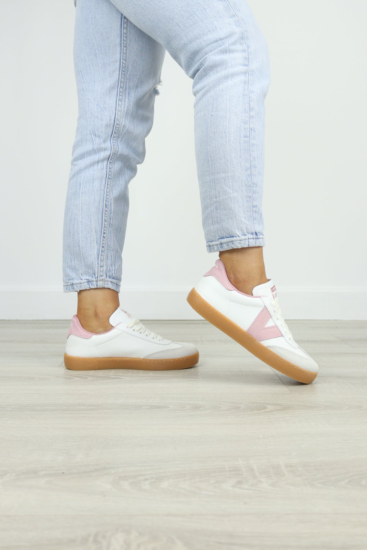 Victoria - 126206 White & Pink Retro Trainer