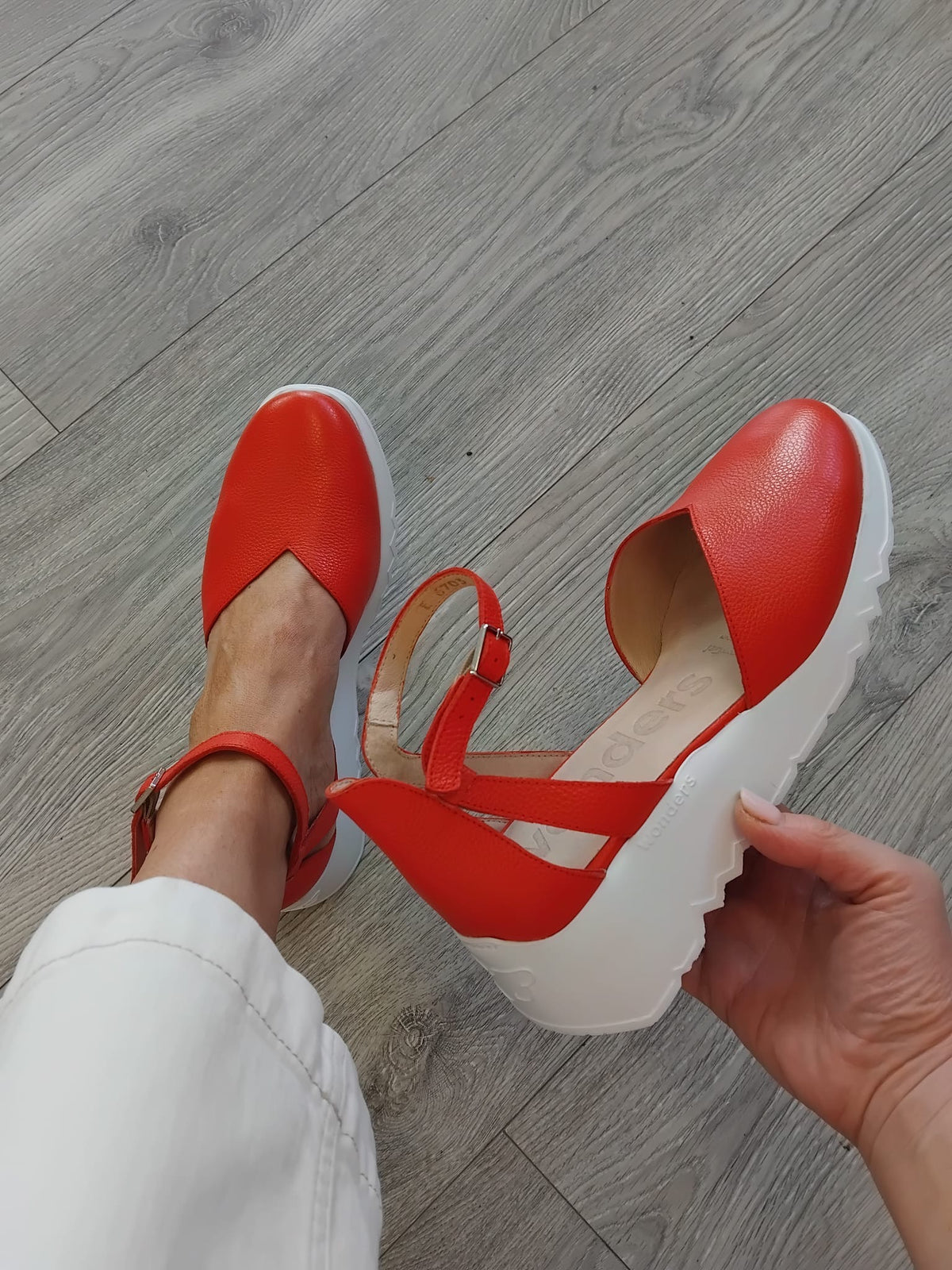 Wonders - E-6703 Red Flatform