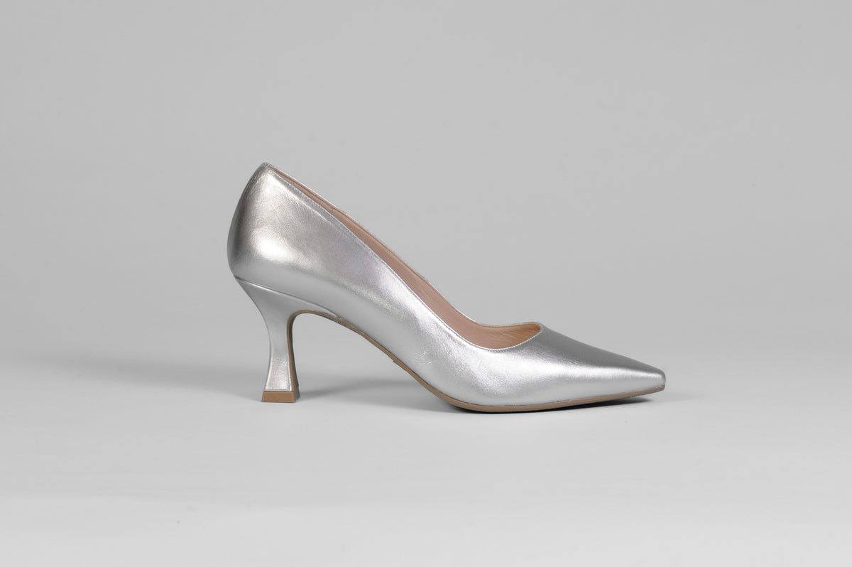 Lodi - Jona Silver Leather Court with a Kitten heel*