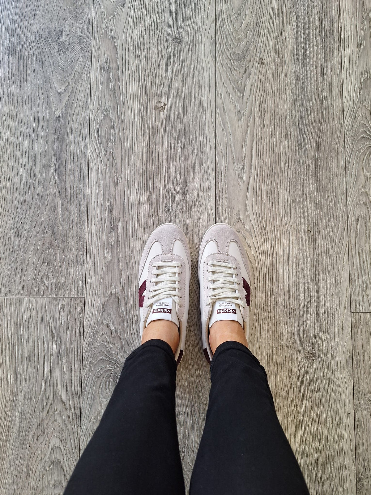 Victoria - 126184 Cream and Burgundy Trainer