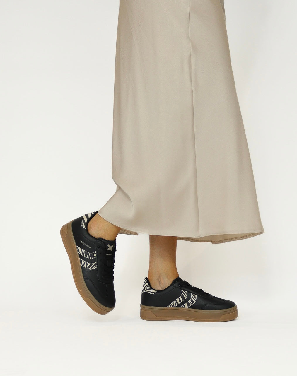 XTI - 144585 Black Platform Trainer