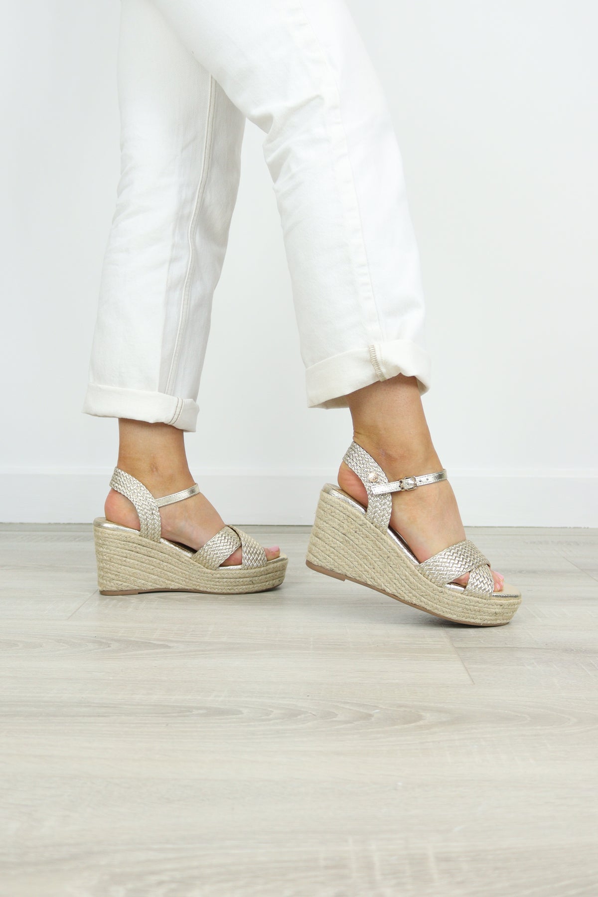 Xti - 145451 Gold Wedge Sandal