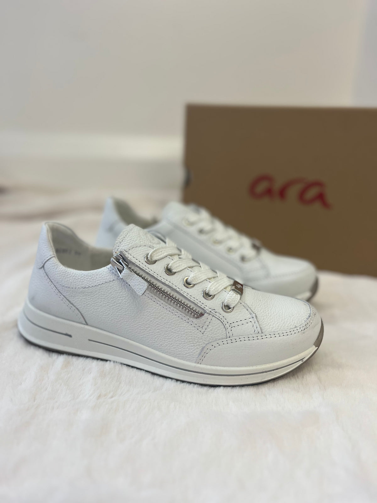 Ara - 55801 White Zip Trainer