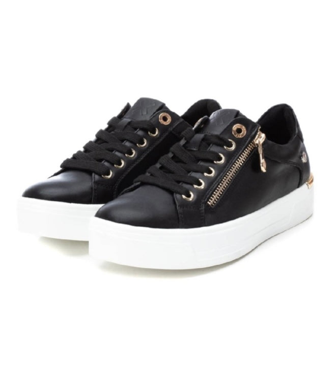 XTI - 143126 Black Laced Trainer with a Zip