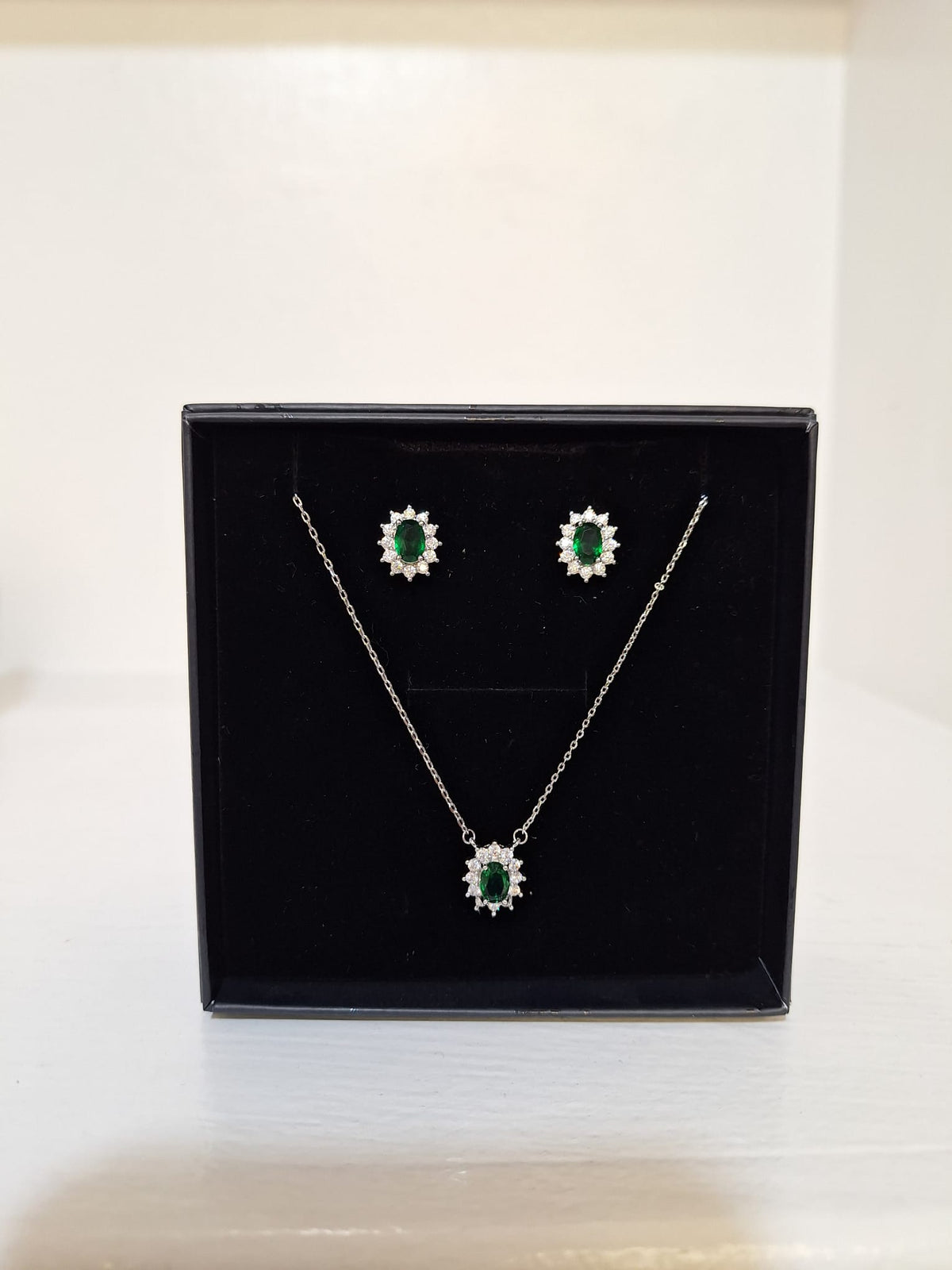 Karen Sampson - J11724 Emerald Green Diamonte necklace & Earring set