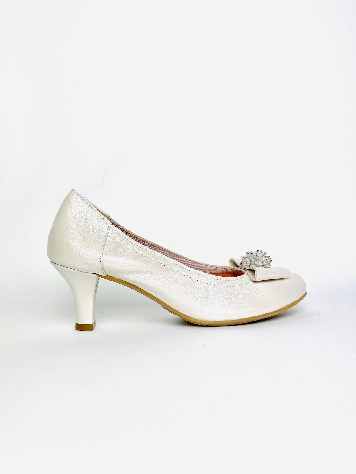 Le Babe - 3047 Ivory leather Cluster Court shoe with a Kitten heel
