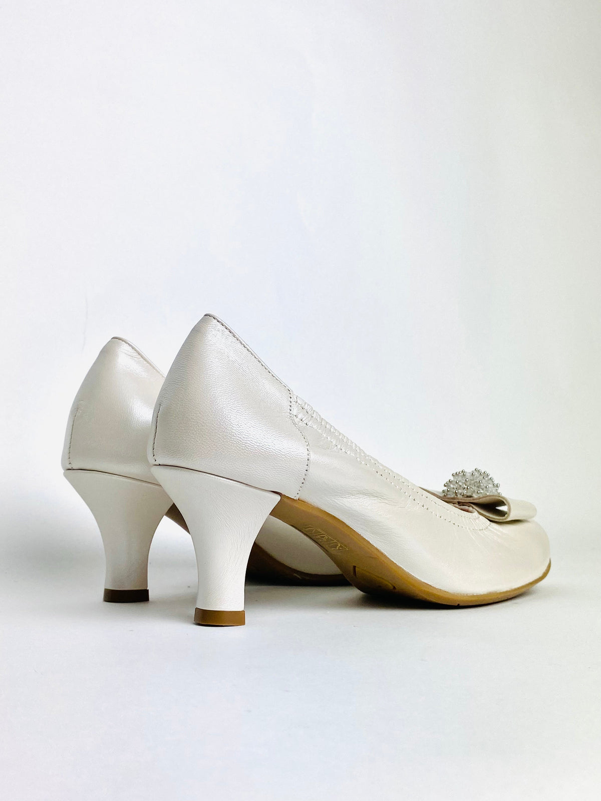 Le Babe - 3047 Ivory leather Cluster Court shoe with a Kitten heel