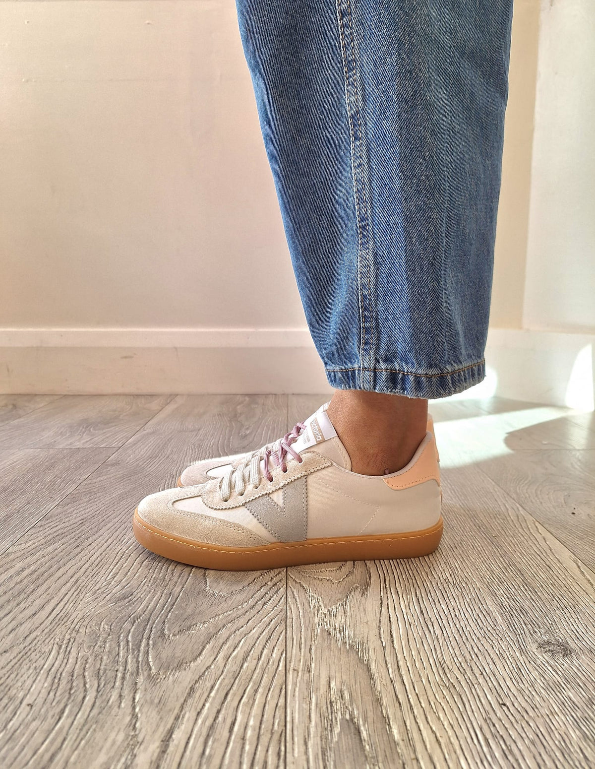 Victoria - 126230 Ivory Multi Trainer