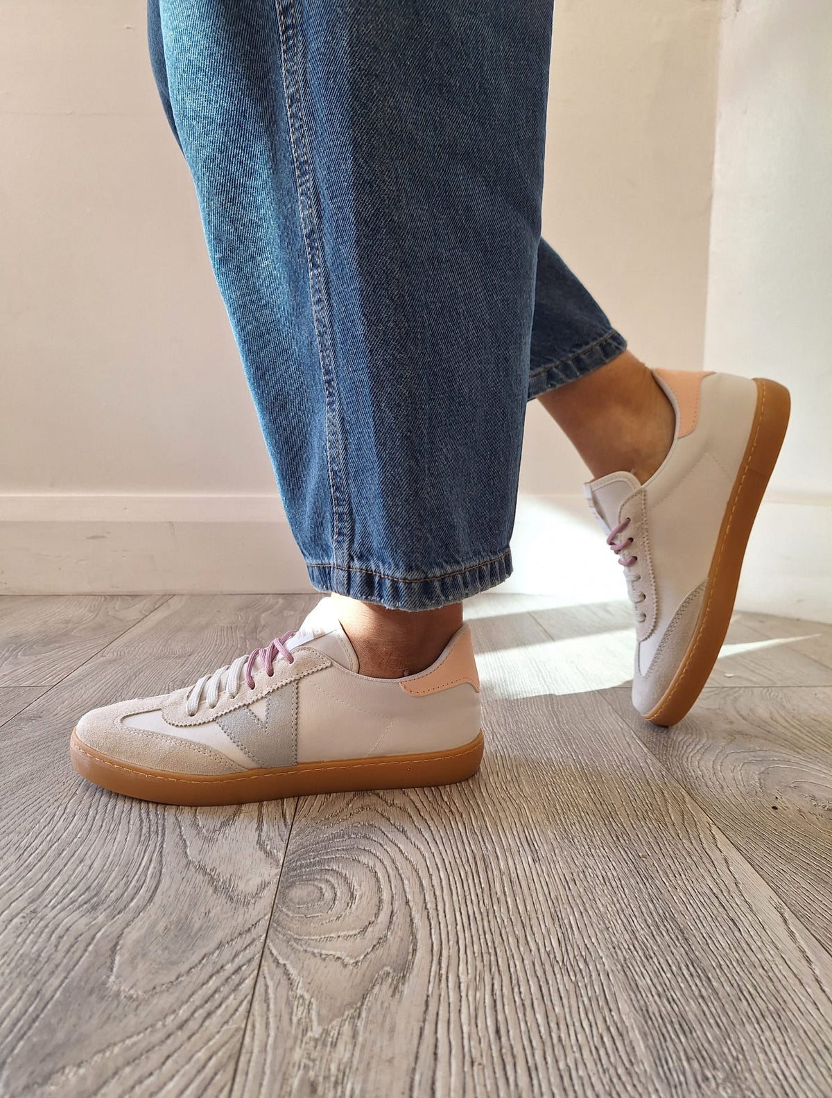 Victoria - 126230 Ivory Multi Trainer