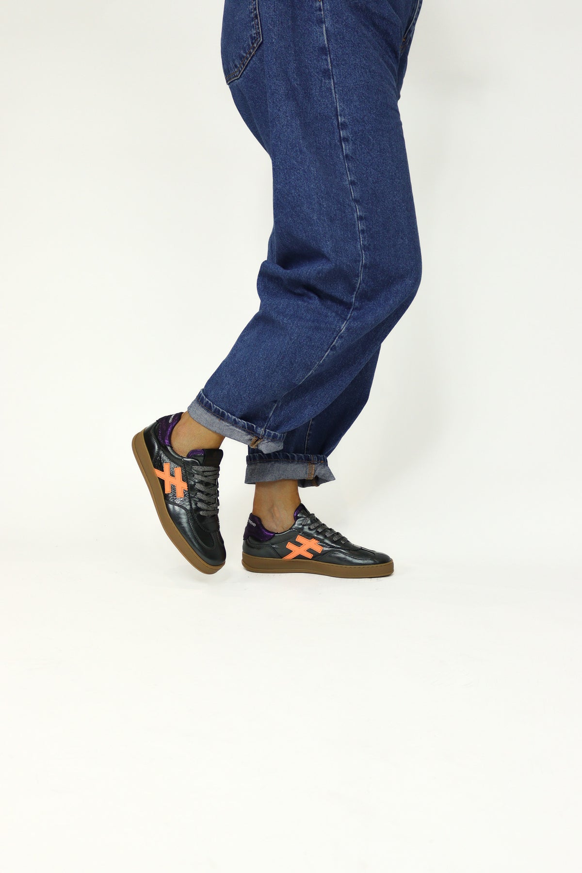 Another Trend - [A032 PLOMO] Pewter & Orange Trainer